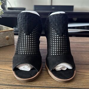 Vince Camuto VC-Fritzy black suede open toe shoes in box